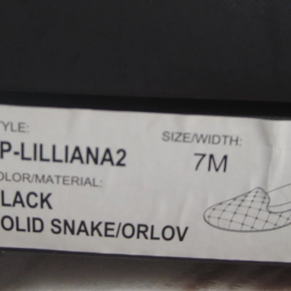 VINCE CAMUTO LILLIANA 2 STUDDED BLACK SOLID SNAKE/QUILTED FLATS SIZE 7    EUC - Picture 7 of 7